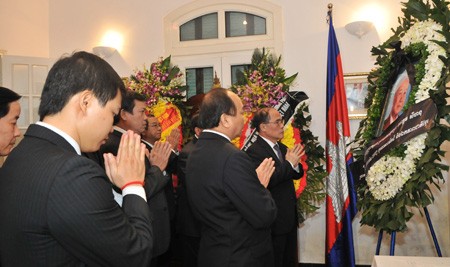 Вьетнам выразил соболезнования в связи с кончиной бышего короля Камбоджи - ảnh 1