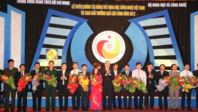 Церемония чествования молодых талантов в области науки и технологий Вьетнама - ảnh 1