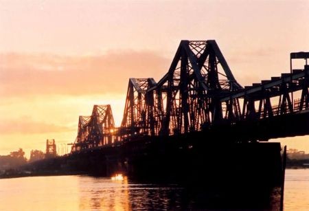 Франция окажет Вьетнаму помощь в реставрации древнего моста Лонгбиен - ảnh 1