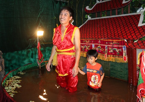Человек, сохраняющий и развивающий ценности вьетнамского театра кукол на воде - ảnh 6