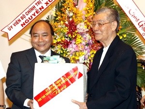 Вице-премьер СРВ Нгуен Суан Фук посетил архиепископство города Хо Ши Мина - ảnh 1