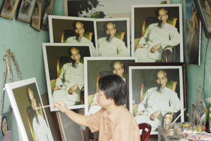 Художник Чан Хоа Бинь – человек, который нарисовал около 600 картин о Хо Ши Мине - ảnh 1