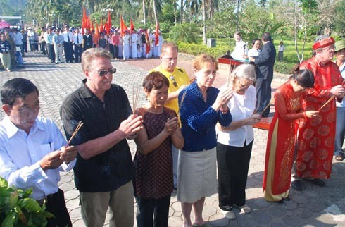 Церемония почтения памяти жертв массового убийства в Шонми - ảnh 1