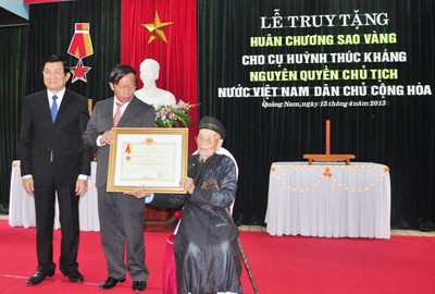 Церемония вручения ордена «Золотой звезды» семье Хуинь Тхук Кханга - ảnh 1