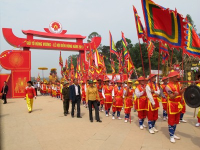 В провинции Футхо прошло шествие с паланкином, посвящённое Дню поминовения королей Хунгов - ảnh 1