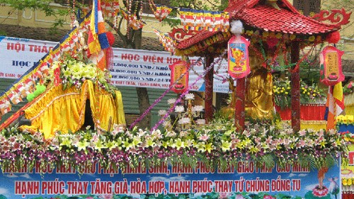 Во Вьетнаме отмечается 2557-летие со дня рождения Будды - ảnh 1