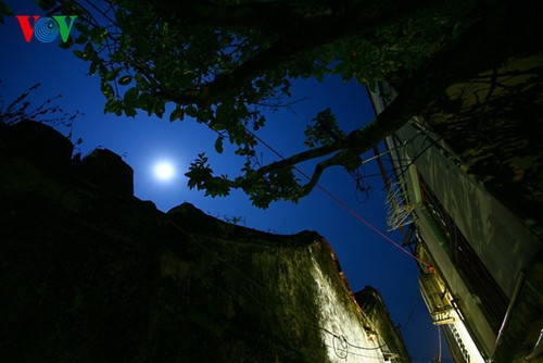 Древний город Хойан в летнюю лунную ночь - ảnh 11