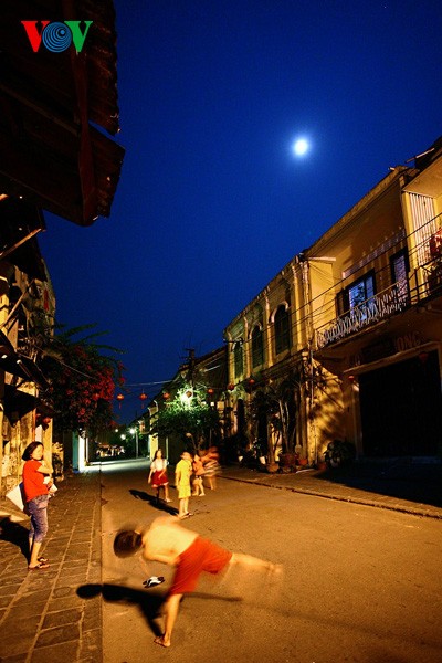 Древний город Хойан в летнюю лунную ночь - ảnh 12