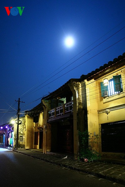 Древний город Хойан в летнюю лунную ночь - ảnh 13