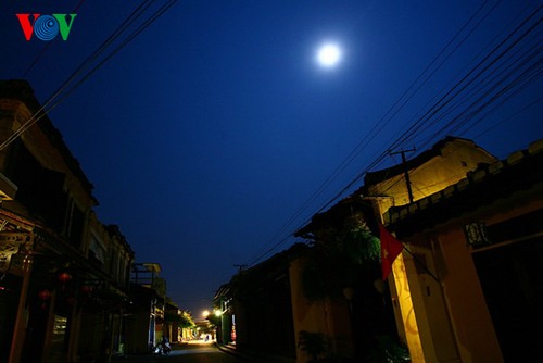 Древний город Хойан в летнюю лунную ночь - ảnh 14