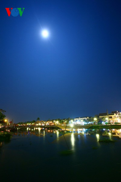 Древний город Хойан в летнюю лунную ночь - ảnh 15