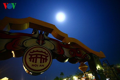 Древний город Хойан в летнюю лунную ночь - ảnh 16