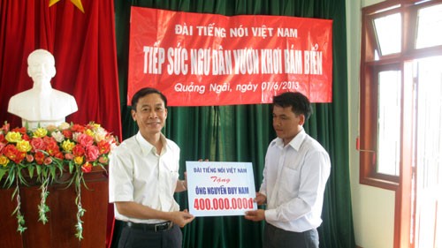 Вручено 400 млн донгов рыбаку из провинции Куангнгай для строительства нового судна - ảnh 1
