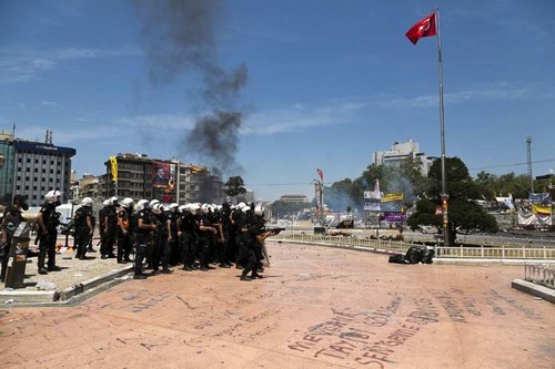 Власти Турции грозят подавить протесты с помощью армии - ảnh 1