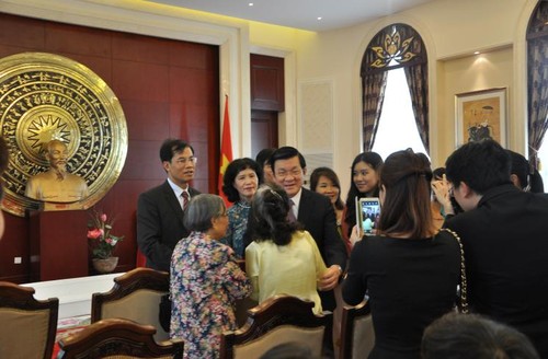 Президент Чыонг Тан Шанг посетил посольство Вьетнама в Пекине - ảnh 1