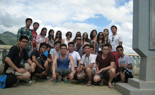 Молодые эмигранты посетили каменное плоскогорье Донгван - ảnh 2