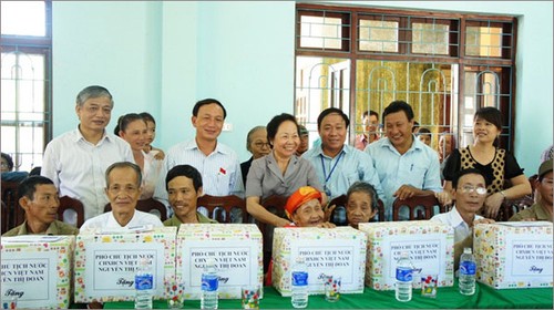 Нгуен Тхи Зоан вручила подарки семьям льготников, имеющих большие заслуги перед Родиной - ảnh 1