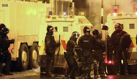 Десятки полицейских ранены во время беспорядков в Северной Ирландии - ảnh 1