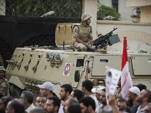 Египетский суд решил продлить на 15 суток арест Мухаммеда Мурси - ảnh 1