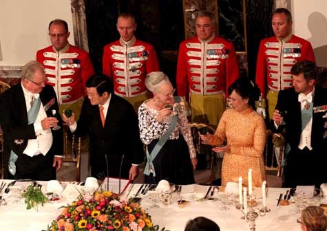 Королева Дании Маргарете II устроила торжественный прием в честь президента СРВ - ảnh 1