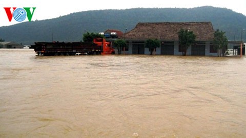 В Центральном Вьетнаме концентрируются на ликвидации последствий тайфуна «Вутип» - ảnh 3