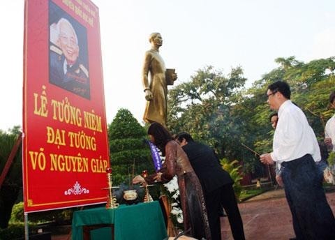 Жители Вьетнама выражают скорбь по генералу армии Во Нгуен Зяпу - ảnh 5