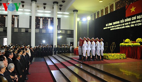 Вo Вьетнаме состоялись церемонии прощания с генералом армии Во Нгуен Зяпом - ảnh 16