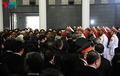 Вo Вьетнаме состоялись церемонии прощания с генералом армии Во Нгуен Зяпом - ảnh 17