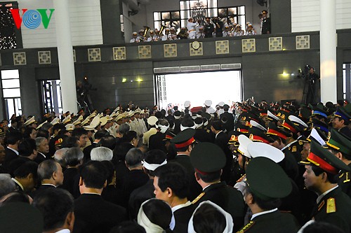 Вo Вьетнаме состоялись церемонии прощания с генералом армии Во Нгуен Зяпом - ảnh 18
