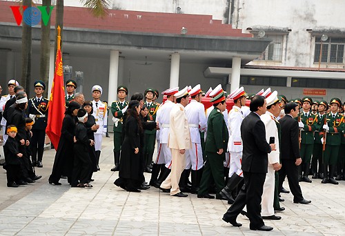 Вo Вьетнаме состоялись церемонии прощания с генералом армии Во Нгуен Зяпом - ảnh 19