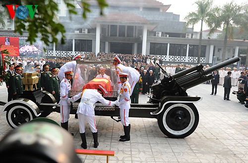 Вo Вьетнаме состоялись церемонии прощания с генералом армии Во Нгуен Зяпом - ảnh 20