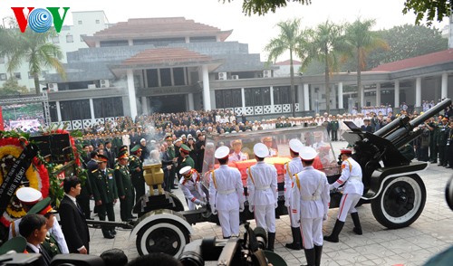 Вo Вьетнаме состоялись церемонии прощания с генералом армии Во Нгуен Зяпом - ảnh 21