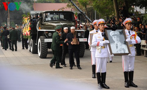 Вo Вьетнаме состоялись церемонии прощания с генералом армии Во Нгуен Зяпом - ảnh 22