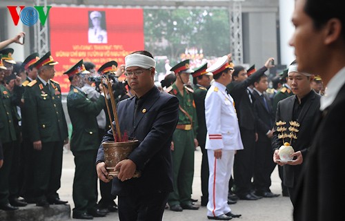 Вo Вьетнаме состоялись церемонии прощания с генералом армии Во Нгуен Зяпом - ảnh 23