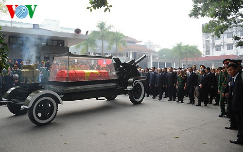 Вo Вьетнаме состоялись церемонии прощания с генералом армии Во Нгуен Зяпом - ảnh 24