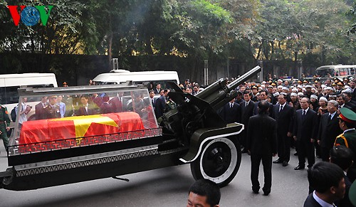 Вo Вьетнаме состоялись церемонии прощания с генералом армии Во Нгуен Зяпом - ảnh 25