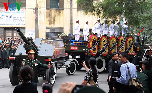 Вo Вьетнаме состоялись церемонии прощания с генералом армии Во Нгуен Зяпом - ảnh 26