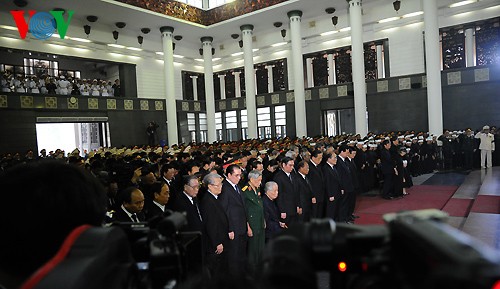 Вo Вьетнаме состоялись церемонии прощания с генералом армии Во Нгуен Зяпом - ảnh 6