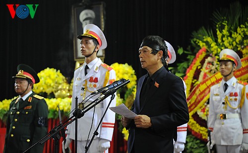 Вo Вьетнаме состоялись церемонии прощания с генералом армии Во Нгуен Зяпом - ảnh 7
