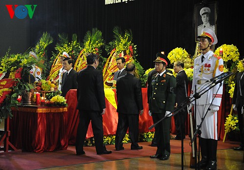 Вo Вьетнаме состоялись церемонии прощания с генералом армии Во Нгуен Зяпом - ảnh 8