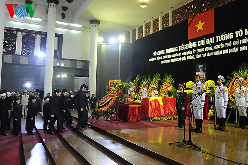 Вo Вьетнаме состоялись церемонии прощания с генералом армии Во Нгуен Зяпом - ảnh 9
