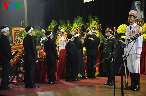 Вo Вьетнаме состоялись церемонии прощания с генералом армии Во Нгуен Зяпом - ảnh 10