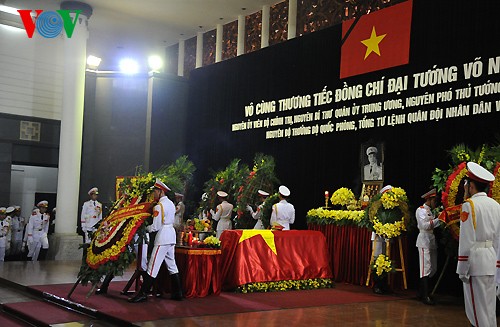 Вo Вьетнаме состоялись церемонии прощания с генералом армии Во Нгуен Зяпом - ảnh 11