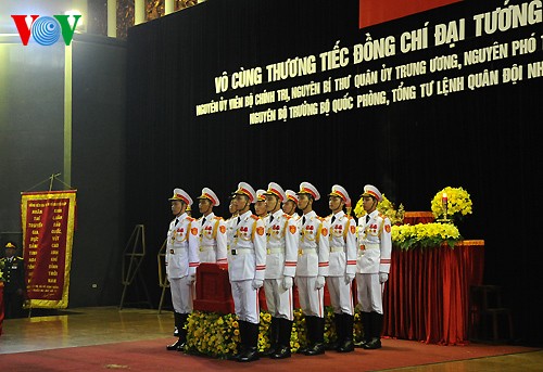 Вo Вьетнаме состоялись церемонии прощания с генералом армии Во Нгуен Зяпом - ảnh 14