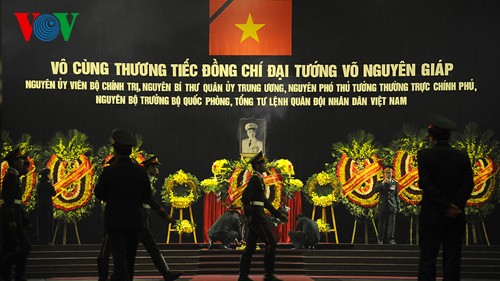 Вo Вьетнаме состоялись церемонии прощания с генералом армии Во Нгуен Зяпом - ảnh 1