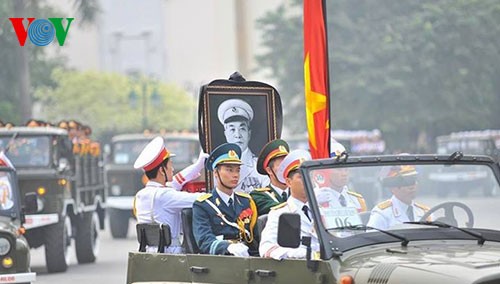 Вo Вьетнаме состоялись церемонии прощания с генералом армии Во Нгуен Зяпом - ảnh 4