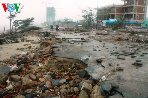 Тайфун «Нари» обрушился на Центральный Вьетнам - ảnh 1