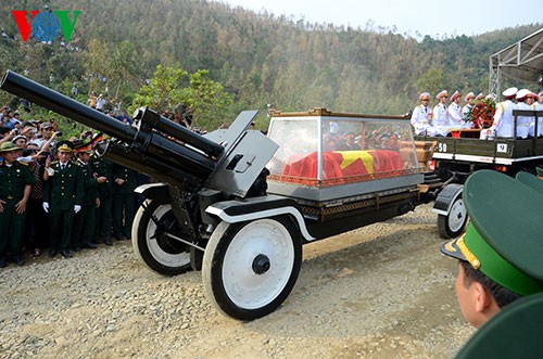 Церемония похорон генерала Во Нгуен Зяпа в Куангбине - ảnh 1