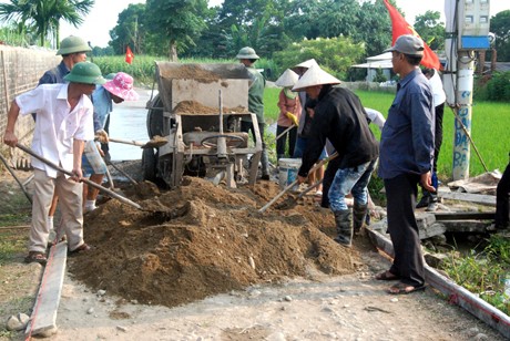 Жители общины Куангтхинь отдают часть своей земли для строительства новой деревни - ảnh 1