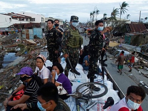 МО Вьетнама оказало Филиппинам помощь для ликвидации последствий тайфуна «Хайян» - ảnh 1